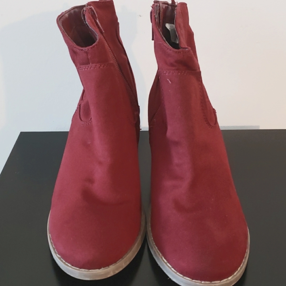 Women dark red ankle boots from old navy.